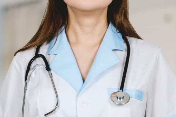 A female doctor in a white coat representing mental health treatment in tennessee