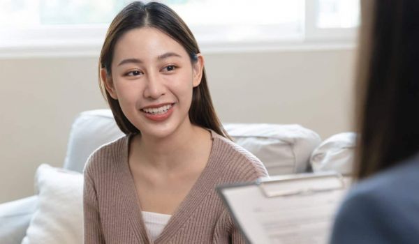 A woman recieves individual therapy through Nashville mental health partners.