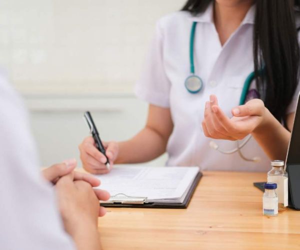 A female doctor in a white coat representing mental health treatment in tennessee