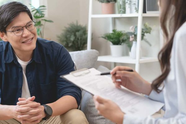 A man recieves individualized therapy through Nashville mental health partners.