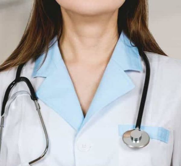 A female doctor in a white coat representing mental health treatment in tennessee
