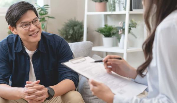 A man recieves individualized therapy through Nashville mental health partners.