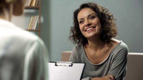 A woman discusses Humana Healthcare in Nashville with her primary therapist.