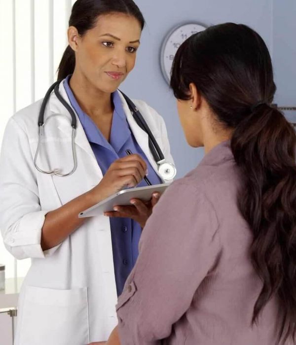 doctor-talking-with-client