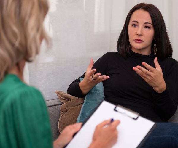 Specialist discussing outpatient detox in Nashville with client and addressing her concerns.